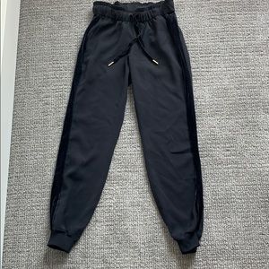Lululemon On The Fly Jogger *woven + velvet trim